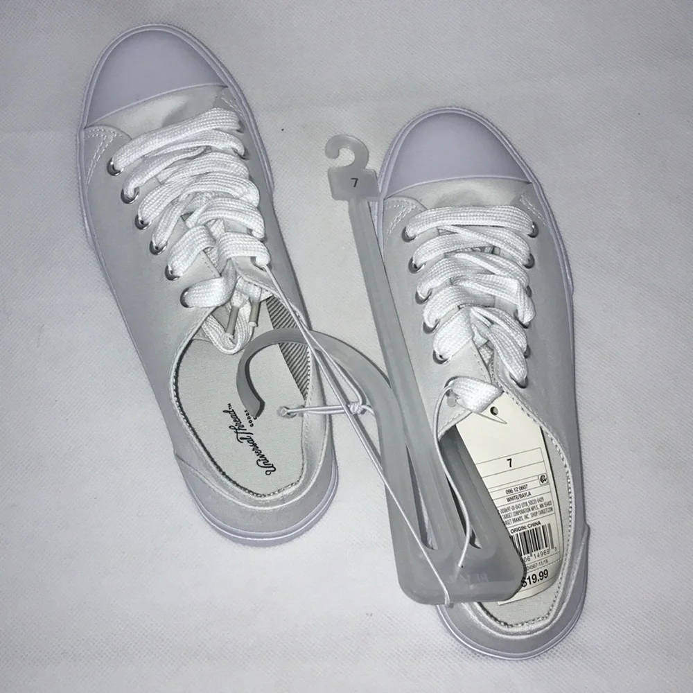 Universal Thread White Sneakers Women's Size 7 Bayla Lace up Shoes Brand New